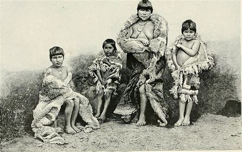 Pin En Cultura Indígena Kawésqar Hombres Que Llevan Piel O