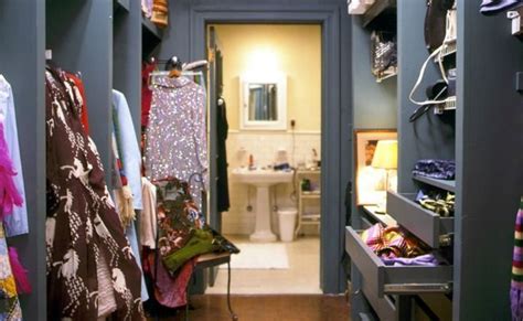 Carrie Bradshaws Closet With Images Carrie Bradshaw Apartment