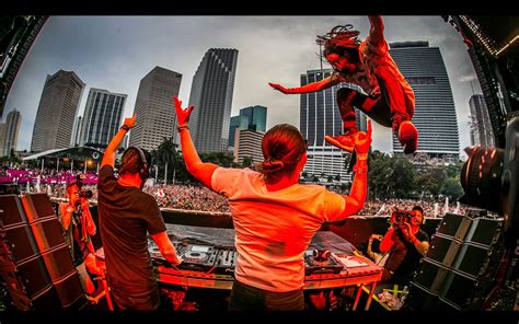 Dimitri vegas & like mike's path from celebrated djs to dominating the global electronic music scene has been on a constant, upward trajectory leading them to once again become the world toppling. Dimitri Vegas & Like Mike finalmente lançam "We Are Legend ...