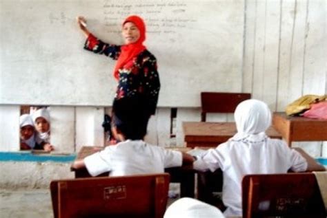 Coba lihat coretannya saat menulis di papan tulis, bikin speechless saking kerennya. Guru Harus Dilindungi dari Kekerasan Orang Tua Siswa | Republika Online