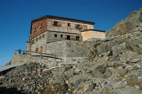 Similaunhütte mit seilkogel, sennkogel, kreuzkogel und kreuzspitze. File:Similaunhuette.jpg - Wikimedia Commons
