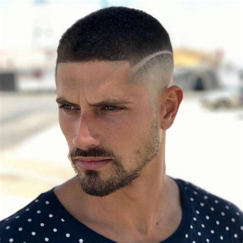 Elle est remplacée par des options créatives qui révèlent plus complètement l'individualité d'un homme et le font l'objet d»attention partout. Coiffure Homme Avec Trait