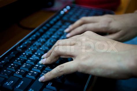 Hände tippen auf der Tastatur Stock Bild Colourbox