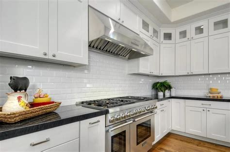 Below you will find a summary of the benefits, main options and some design ideas we handpicked for you along with beautiful photos. White Kitchen Backsplash Ideas and Pictures