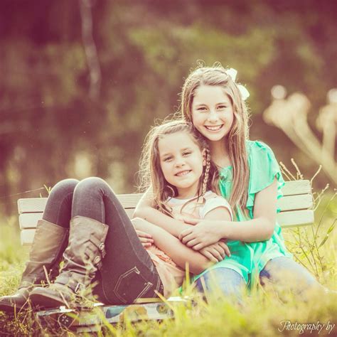 Pin By Julie Finch On Photography Sisters Photoshoot Sister Photography Sister Poses