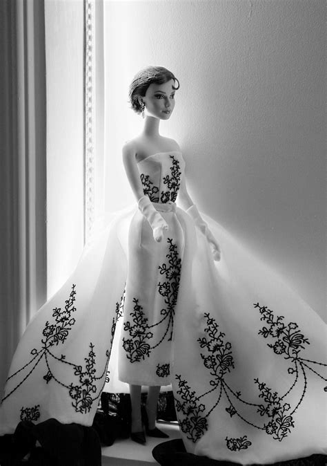 Https://favs.pics/wedding/audrey Hepburn Sabrina Style Wedding Dress