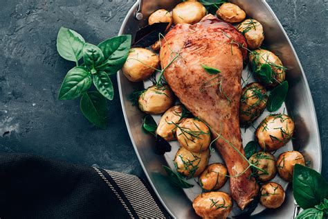 De igual manera ocurre en la receta de hoy es un básico económico, fácil de preparar y muy sabroso, se trata de muslos de pollo a la cerveza. Pierna de pavo al horno: presentación y complementos ...