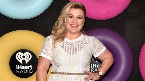 Kelly Clarkson Demonstrates F Cking Awesome Way To Respond To Fat