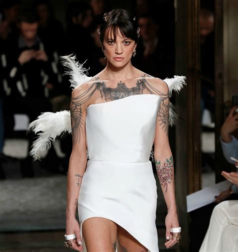 The gallery was curated by ap photo editor shuji kajiyama. Asia Argento debutta in passerella a Parigi. Il video ...