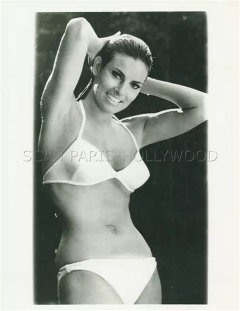Raquel Welch Leggy Barefoot Red Bikini Glamour Pin Up Vintage X Color Photo Eur
