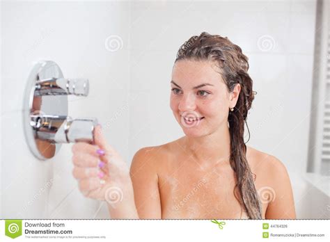 Красивая молодая женщина в горячей ванне Стоковое Фото изображение насчитывающей дивизионов