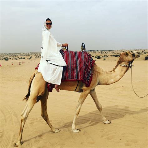 Την αναγνωρίζετε Καυτή μοντέλα με κελεμπία πάνω σε καμήλα Nasos Blog