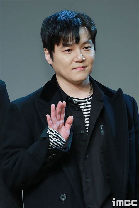 13일(오늘) 소속사는 엠씨더맥스 제이윤의 사망을 공식 발표했다. 포토 엠씨더맥스 전민혁, 미소 머금은 손인사
