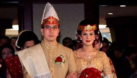 Maybe you would like to learn more about one of these? Inspirasi Baju Pengantin Adat Batak Modern | Toko Online ...