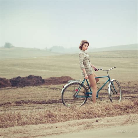 Девушка на велосипеде FOT UkrainArt печатаные картины репродукции на холсте на UkrainArt