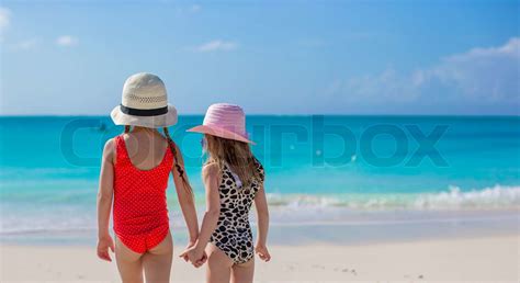 Rückansicht Des Zwei Kleine Mädchen Blick Auf Das Meer Am Weißen Strand Stock Bild Colourbox