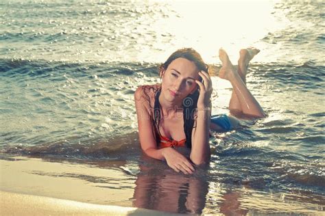 chica joven que toma el sol en la playa imagen de archivo imagen de muchacha sonriente 59489095