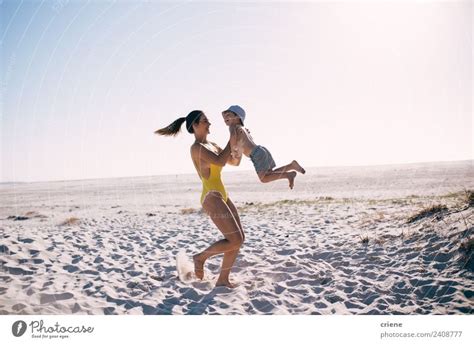 kaukasische Mutter und Sohn beim Spaß am Strand ein lizenzfreies