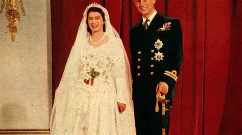 Reina Isabel Celebra 67 Años En El Trono Este Fue El Lujoso Vestido De