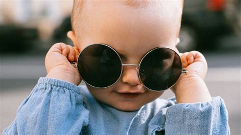 Photo Of Baby Wearing Sunglasses Educația Timpurie Este Iubire