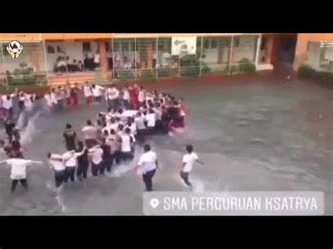Hallo teman teman kali ini aku buat video banjir yang melanda jabodetabek di awal tahun 2020.di video ini aku menceritakan. Banjir Ringan Jakarta 24 Januari 2020 . - YouTube