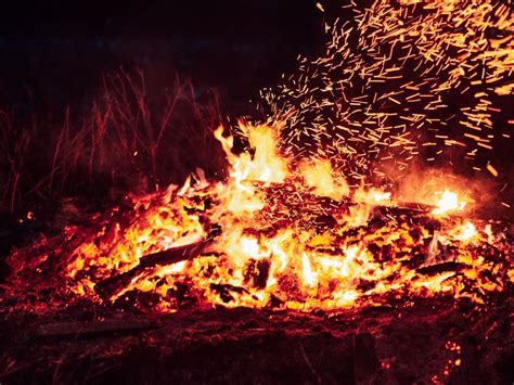 Download Wallpaper 1280x960 Bonfire Fire Sparks Heat Dark Standard