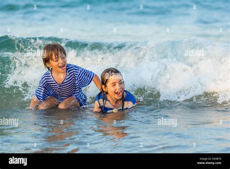 Enfants Jouant Dans La Mer Banque De Photographies Et Dimages Haute