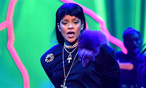 How To Watch Rihannas Super Bowl Halftime Show In The Uk