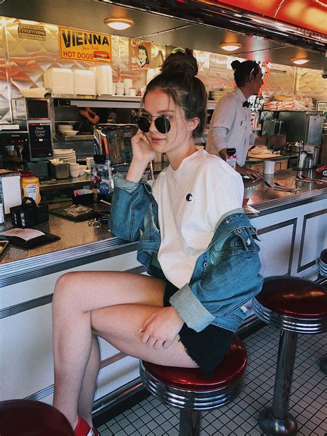 diner vibes photography inspo fashion photography shotting photo foto casual instagram pose