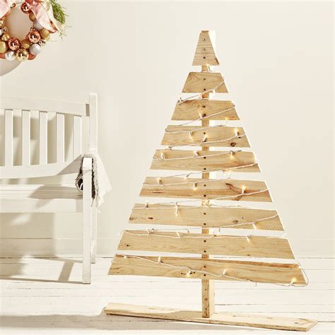 How To Build A Christmas Tree With A Wood Pallet An Easy Diy Project