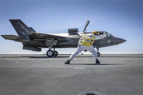 F 35b Lands On Hms Prince Of Wales For The First Time Naval Post
