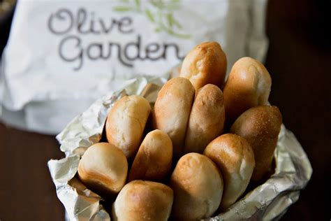 A Run Down On Olive Gardens Breadsticks And Soup Salad Calorie Figures