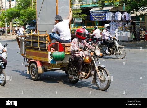 Overloaded Tuk Tuk High Resolution Stock Photography and Images - Alamy