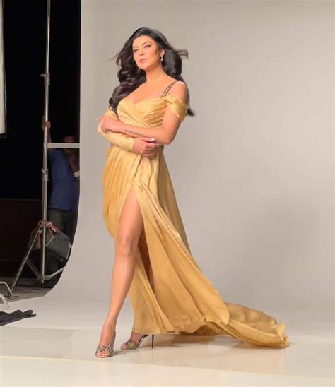 Uff Sushmita Sen Is A Queen In Thigh High Slit Golden Gown In Pics News Zee News