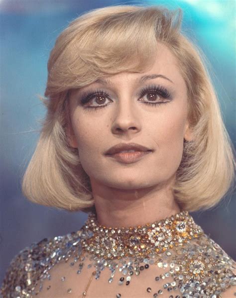 Скачай raffaella carra a far l'amore comincia tu (raffaella carra 2006) и raffaella carra tanti auguri (raffaella carra 2006). Pin su Raffaella Carrá