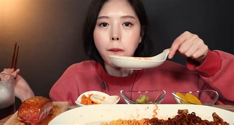 Mukbang Vlogger With 44 Million Followers Called Out For Cheating By