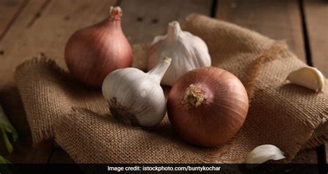 What Gives Onions Their Distinctive Smell Good Captions