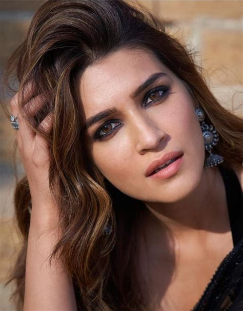 Kriti Sanons Kohl Rimmed Eyes And Nude Lips Look Popxo