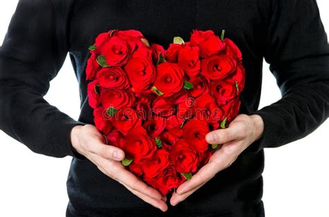 roses rouges bouquet des fleurs dans la forme de coeur photo stock image du fleurs livrez