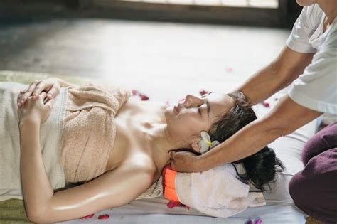 massage et spa traitement relaxant du syndrome de bureau style de massage thaï traditionnel