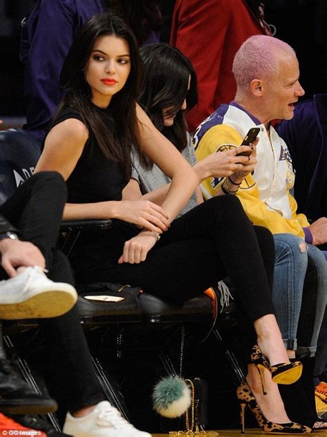 Kendall Jenner Turns Heads In Crop Top At Lakers Basketball Game Gaming Clothes Basketball