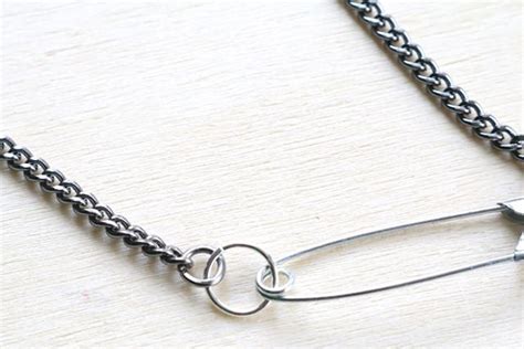 Easy Diy Projects Safety Pin And Pearl Necklace We Heart This