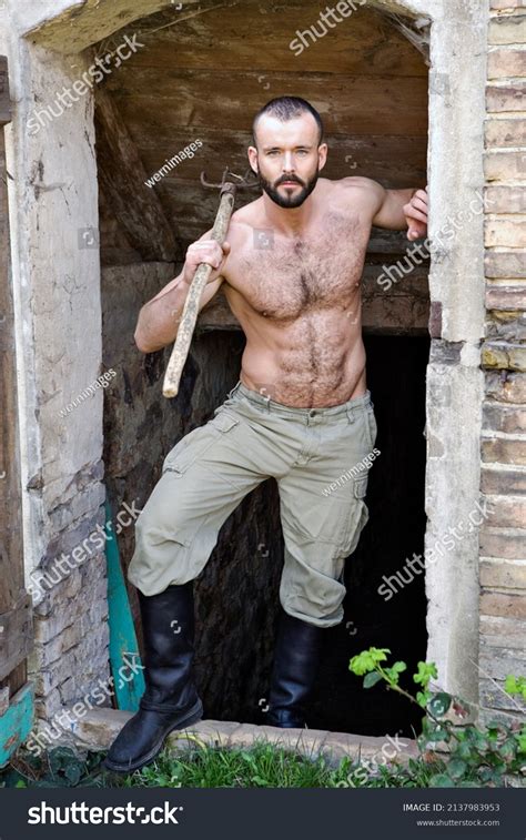 Sexy Shirtless Man Standing Front Barn Foto Stock Shutterstock