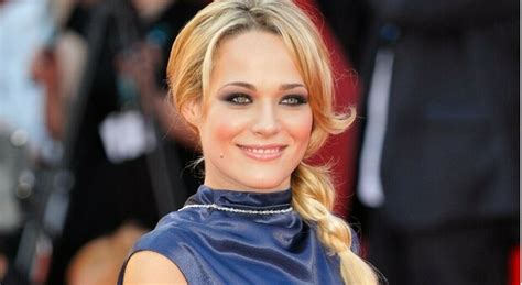 Una frase che acquista tra l'altro un significato particolare se pensiamo che la modella e attrice italiana posa nello scatto al fianco di morgan. Laura Chiatti: «Al cinema una donna bella non può ...