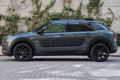 The new citroen c4 cactus accommodates the features of functionality and good looks, with exceptional styling which is both readily identifiable and memorable. Citroen C4 Cactus 1.6 BlueHDi Feel Fine 100 (5p) (100cv ...