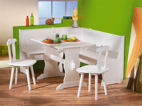 O a lo mejor necesitas mesas y sillas plegables, para aprovechar mejor el espacio. Conjunto de mesa, sillas y banco para sentarse en la cocina