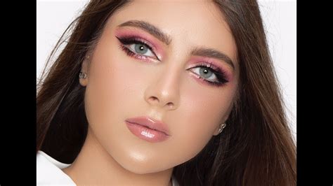 The matte lipstick look has garnered much popularity over the last 6 years or so, thanks to celebrities such as kylie jenner and her signature overdrawn matte lip. مكياج وردي باستخدام الروج | pink makeup look using matte ...