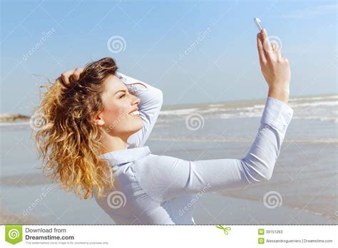 junge blondine die ein selfie auf dem strand nehmen stockbild bild von schön beweglich 39151263