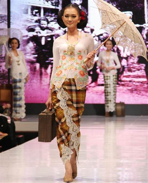 Model baju batik kombinasi menggunakan kain polos, sifon, bolero, embos, dan brokat. 50 Inspirasi Model Kebaya
