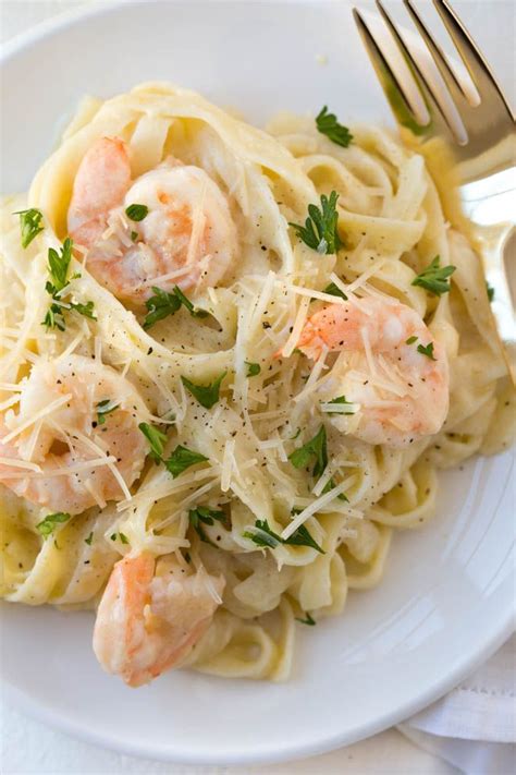 How to make lemon shrimp pasta in garlic white wine sauce : Lemon Garlic White Wine Shrimp Fettuccine Pasta is an easy ...